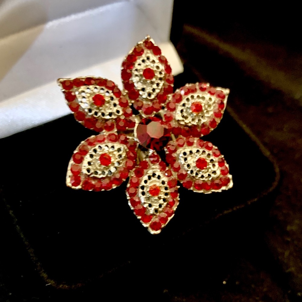 3/$20 🔚🔜 RED FLOWER STATEMENT RING! 🌺